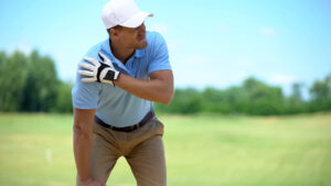golfer experiencing a shoulder injury while golfing