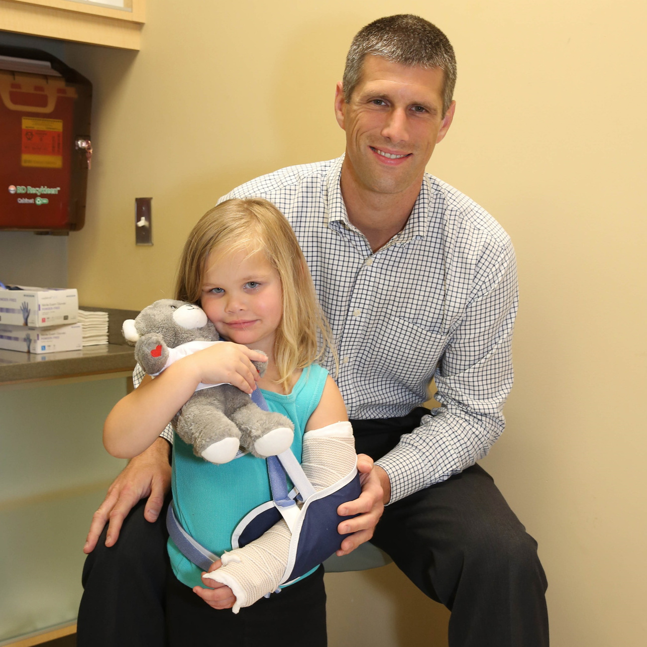 Dr. Robinson and little girl with cast resized
